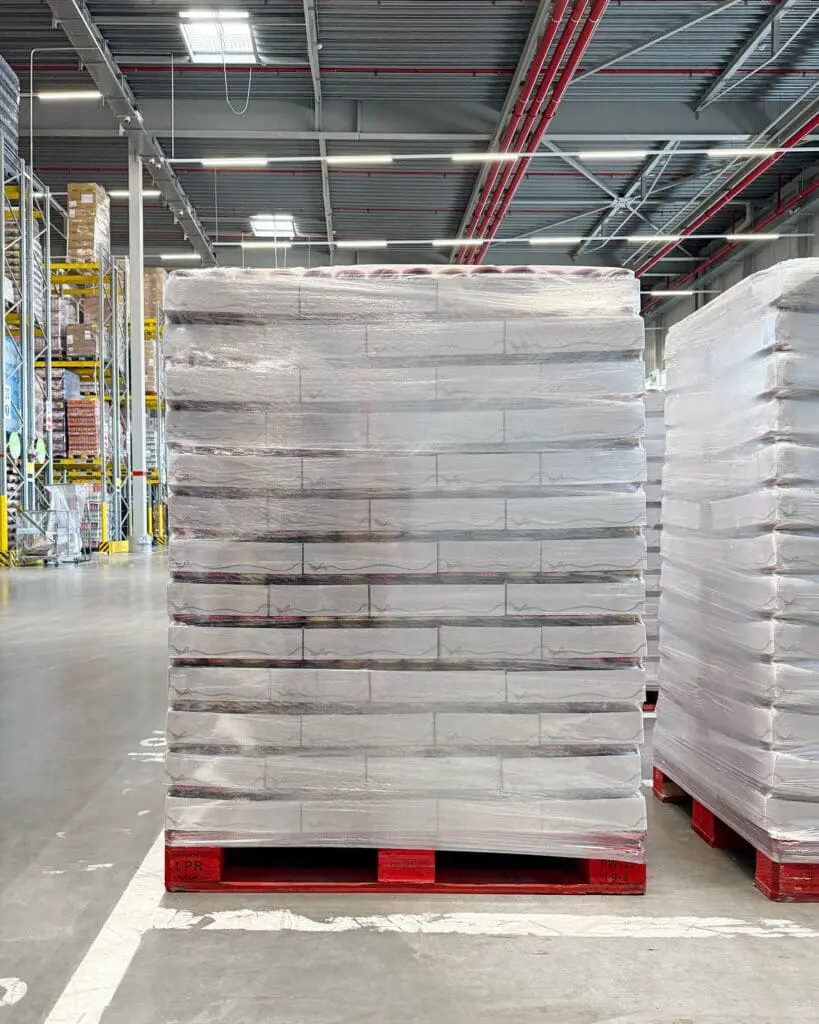 Palette mit verpackten Lebensmittelspenden in einer Lagerhalle